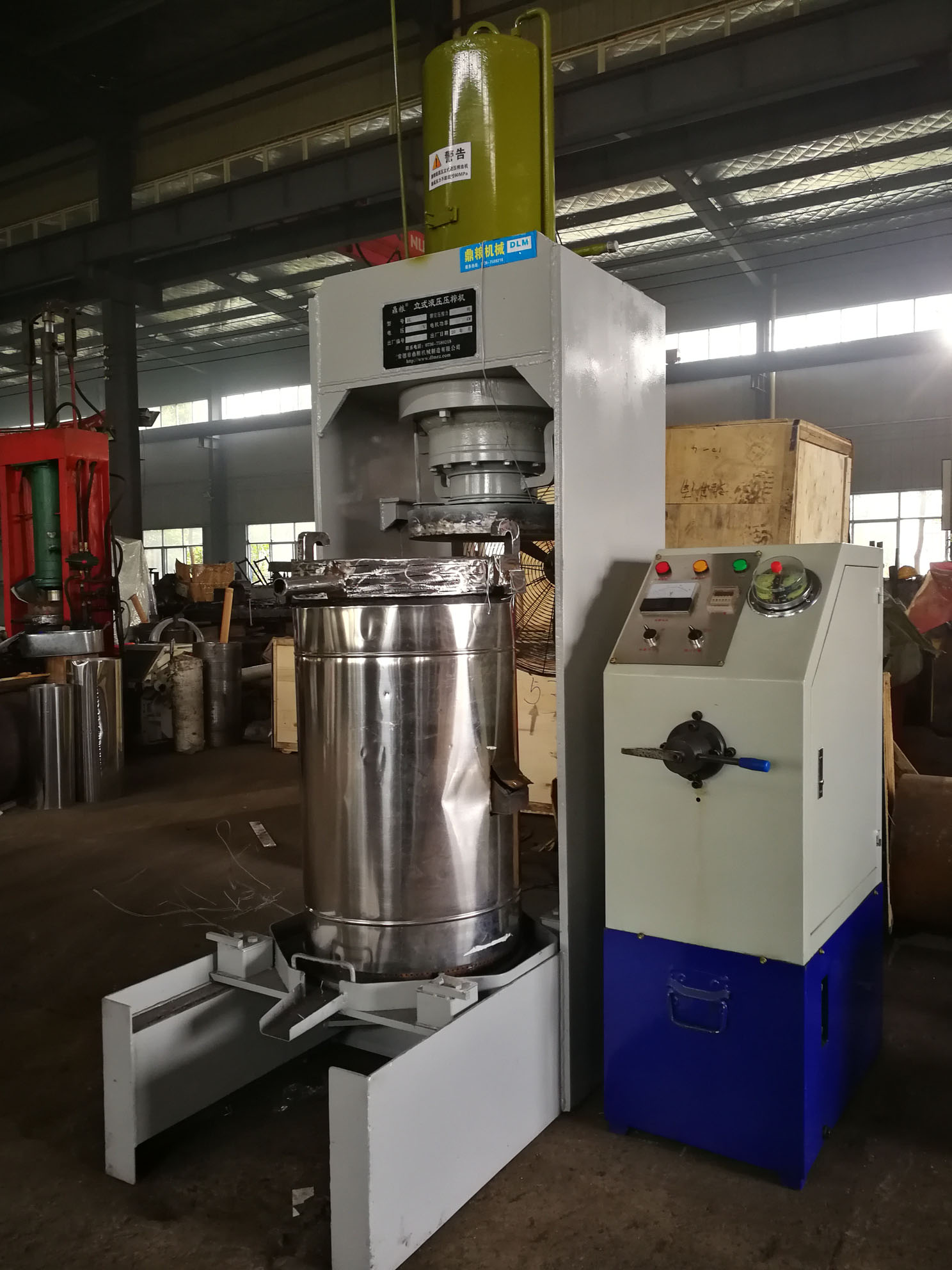 不銹鋼超高壓立式液壓壓榨機(jī)，果汁壓榨機(jī)，果渣壓榨機(jī)，藥材壓榨，油渣處理，白土壓榨